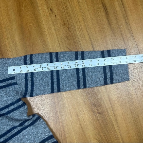 Sisters Women’s Gray Blue Striped Sweater Size M/L Long Sleeve Pullover” - Picture 6 of 8